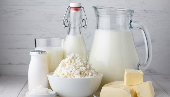為什麼美國農民扔掉大量的牛奶？