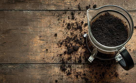 八卦山咖啡農二代 咖啡渣回收創驅蚊香/鳳梨再造的環保革命 自動取纖廢葉變黃金/清大高材生點木成金 廢材翻轉出破億價值/借貸十萬創茶葉王國 茶渣回收變茶香貓砂